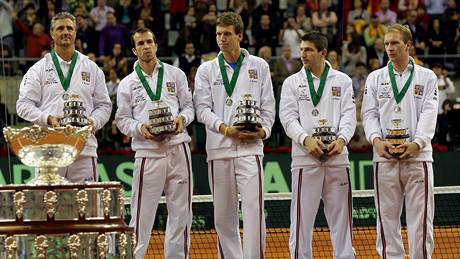 Poraení ei po finále Davisova poháru 2009. Zleva kapitán Jaroslav Navrátil, Radek tpánek, Tomá Berdych, Jan Hájek a Luká Dlouhý