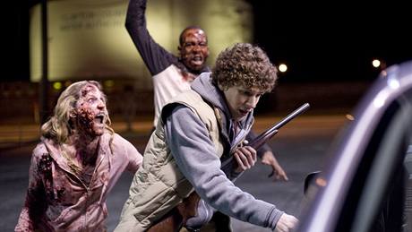 Jesse Eisenberg jako strapytel Columbus v hororové komedii Zombieland.