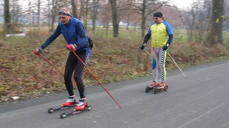 David Vávra a Petr Pravda při tréninku na kolečkových lyžích na trase Poděbrady-Nymburk