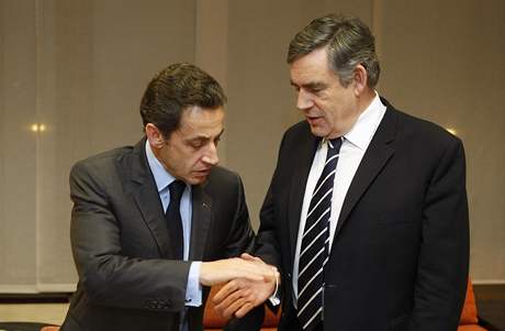 Francouzský prezident Nicolas Sarkozy a britský premiér Gordon Brown na bruselském summitu EU. (11. prosince 2009)
