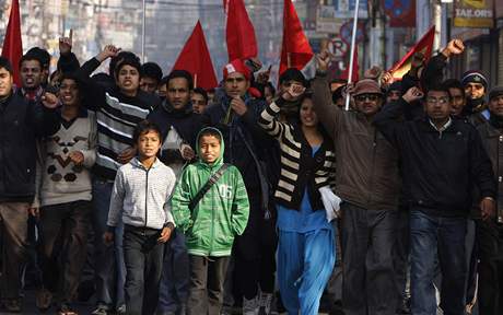 Nepáltí maoisté v ulicích hlavního msta Káthmándú