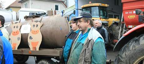 Nkolik destek farm s traktory, vlekami i arvami zablokovali vjezd do mlkrny v Olenici