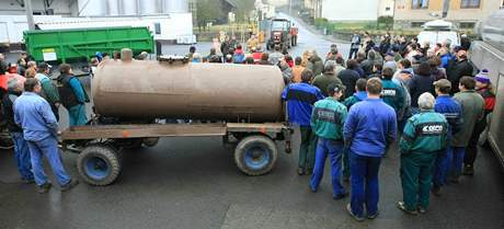 Nkolik destek farm s traktory, vlekami i arvami zablokovali vjezd do mlkrny v Olenici