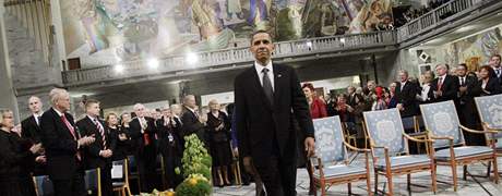 Americk prezident Barack Obama si v Oslu pevzal Nobelovu cenu za mr. (10. prosince 2009)