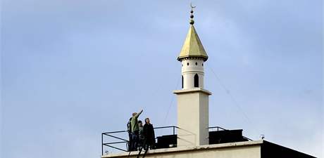 Minaret na komín výcarského domu jako protest proti zákazu islámských staveb v zemi. (10. prosince 2009)