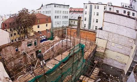 Jak pokrauje odstraování zíceného domu v Soukenické ulici zkontrolovali úedníci stavebního úadu i zástupci msta (10. prosince 2009)