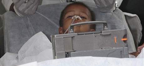Lékai vyjmuli z tla brazilského chlapce zatím tyi jehly, ekají ho dalí operace (18. prosince 2009)