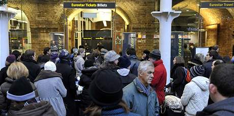 Cestující ekají na nádraí svatého Pankráce v Londýn na zpodné vlaky Eurostar (19. prosince 2009)