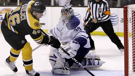 Boston - Toronto: domácí David Krejí pekonává brankáe Toronta. Tím je Vesa Toskala.