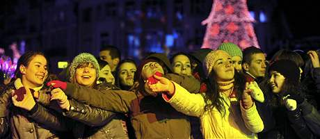 Makedonci oslavuj v ulicch Skopje zaveden bezvzovho styku do EU (19. prosince 2009) 