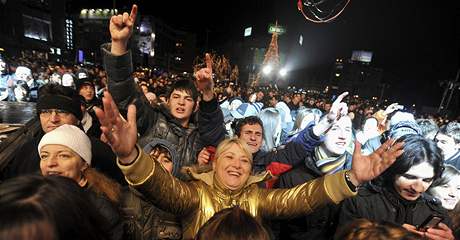 Makedonci oslavuj v ulicch Skopje zaveden bezvzovho styku do EU (19. prosince 2009) 