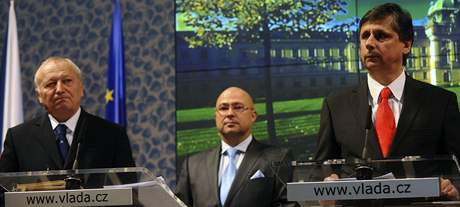 Vystoupení vlády po jednání 14. prosince 2009. Zleva ministr financí Eduard Janota, ministr obrany Martin Barták a premiér Jan Fischer.