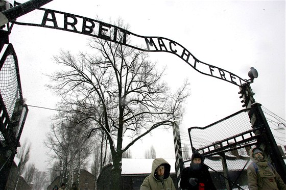 Brána koncentraního tábora Osvtim