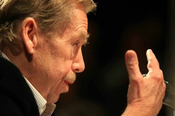 Dramatik a bývalý prezident republiky Václav Havel beseduje na veeru eská vize; Divadlo Husa na provázku, Brno 19. listopadu 2009.