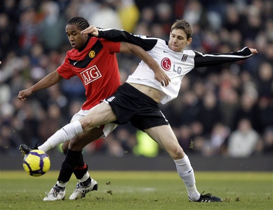 Anderson z Manchesteru United (vlevo) jet ped svým zranním kolena bojuje s Gerou z Fulhamu.