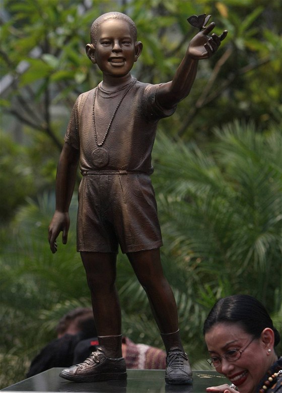 V indonéské Jakart vztyili sochu zobrazující desetiletého Baracka Obamu (9. prosince 2009)