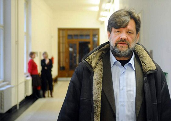 Jan Kubice pichází na odvolací jednání ve sporu s pedsedou SSD Jiím Paroubkem. (15. prosince 2009)