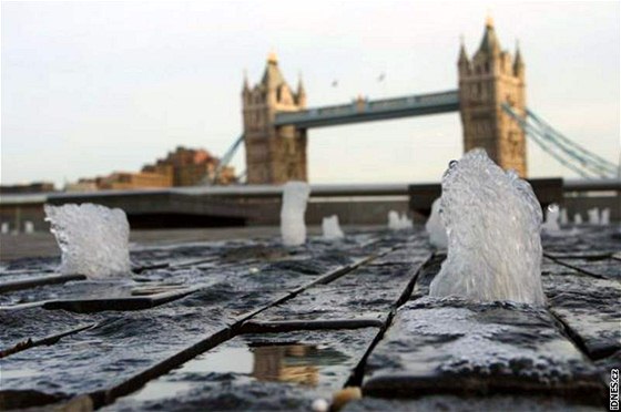 Fotit oblíbený Tower Bridge se nemusí vyplatit. Policisté podezívají vechny fotografy.