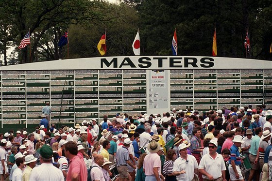 US Masters, Augusta National Golf Club - diváci a výsledková tabule.