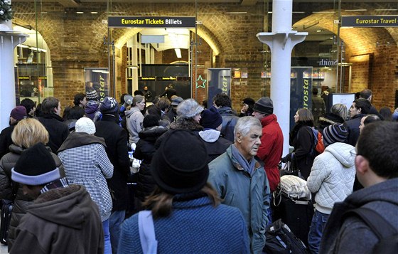 Cestující ekají na nádraí svatého Pankráce v Londýn na zpodné vlaky Eurostar (19. prosince 2009)