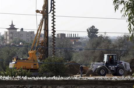 Egyptsk stavebn stroje na hranici s Gazou (10.12.2009)
