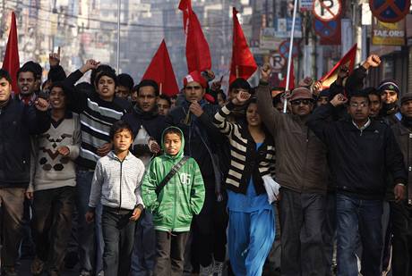 Nepáltí maoisté v ulicích hlavního msta Káthmándú