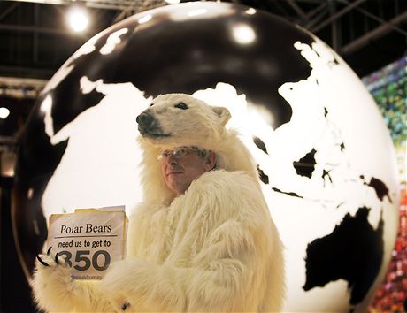 Summit o klimatu v Kodani - aktivista pevleen za lednho medvda s petic vyzvajc USA k omezen emis (12. prosince 2009)
