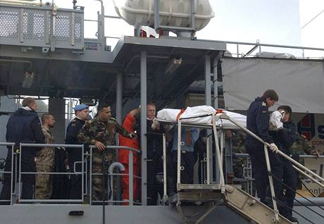 Vojci Prozatimn jednotky OSN v Libanonu (UNFIL) vynej ze ztroskotan nkladn lodi plujc pod panamskou vlajkou jednu z obt netst (18. prosince 2009)