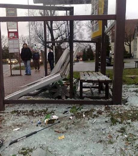 Znien autobusov zastvka v Dolnch Mcholupech.