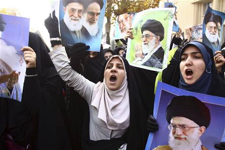 Demonstranti tmaj v ruce portrty ajatollha Rhollha Chomejnho a tak souasnho duchovnho vdce Al Chameneho 
