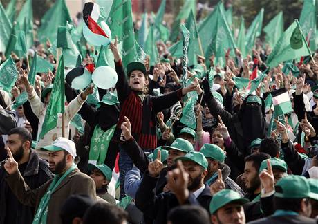 Palestinci oslavuj v ulicch Gazy 22. vro vzniku radiklnho hnut Hamas (14. prosince 2009)