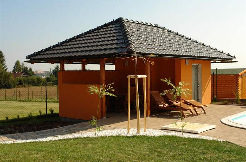 Zahradní domek navrhla architektka Martina otolová ve stejném stylu jako dm