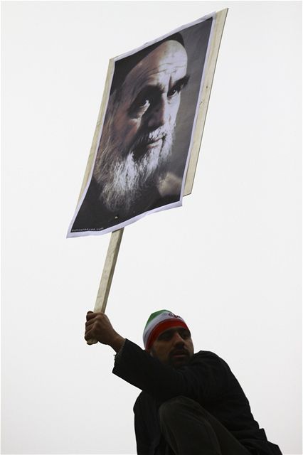Demonstrant tm v ruce portrt ajatollha Rhollha Chomejnho