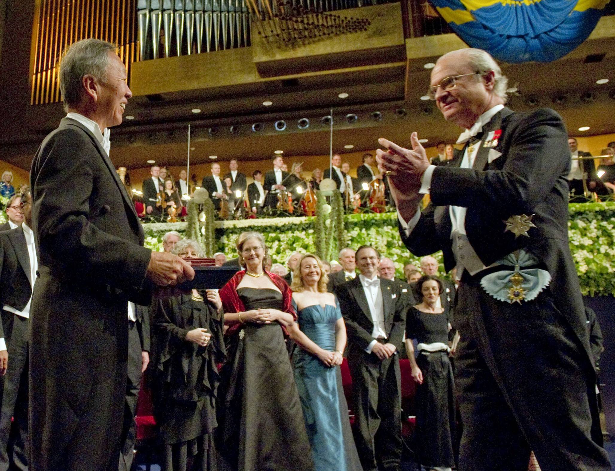 P�edávání Nobelových cen ve �védském Stockholmu. Na snímku �védský král Carl XVI. Gustaf (vpravo) a nositel Nobelovy ceny za fyziku Charles K. Kao (10. prosince 2009)