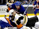 NY Islanders - Boston: Sobotka padá ped brankou Islanders 