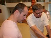 Martin Straka (vlevo) kontroluje olympijskou várku piva