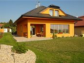 Na st�echu zvolili majitelé osv�d�enou klasiku � pálené ta�ky Tondach a podhledy z d�ev�ných palubek 
