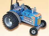 Plechov� traktor vyr�b� firma Kovap.