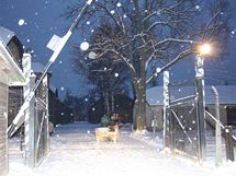 Brna koncentranho tbora bez npisu "Arbeit macht frei", kter nkdo ukradl. Snmek zveejnila polsk policie. (18. prosince 2009)