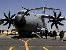 Ob Airbus A400M odstartoval ze panlsk Sevilly. (11. prosince 2009)