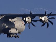 Ob Airbus A400M odstartoval ze panlsk Sevilly. (11. prosince 2009)