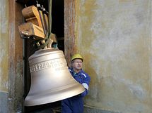 Dva zvony, kter vznikly v holandsk dln eskho zvonae Petra R. Manouka, u jsou v eleznobrodsk zvonici (16. prosince 2009)