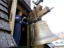 Dva zvony, kter vznikly v holandsk dln eskho zvonae Petra R. Manouka, u jsou v eleznobrodsk zvonici (16. prosince 2009)