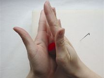 10/ Pokud je kulika dostaten pevn, povlejte ji tlakem mezi dlanmi, aby se jet zakulatila. 