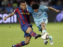 Barcelona - Atlante: Dani Alves (vlevo) a Daniel Arreola 