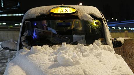 Snhem pokrytý taxík v Londýn. (19. prosince 2009)