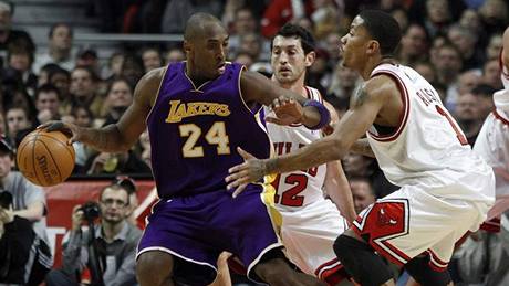 Chicago - LA Lakers, s míem kouzlí Kobe Bryant, brání ho domácí Kirk Hinrich a Derrick Rose (vpravo)