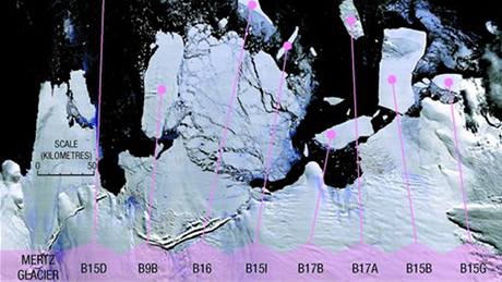 Na archivním snímku je zachycen okamik, kdy se ledová kra B17B odlomila od antarktického ledovce