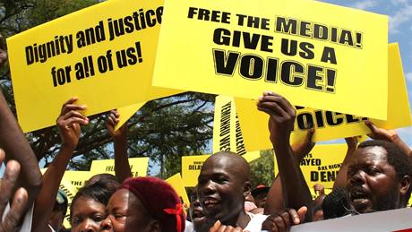 Demonstranti v zimbabwském Harare ádají svobodu tisku a projevu (10.12.2009)