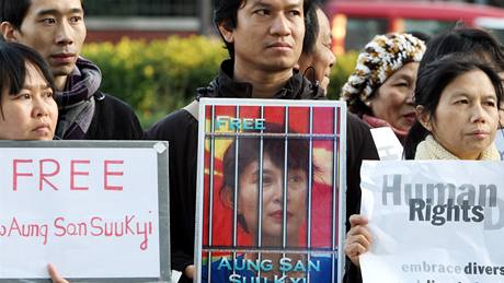 Demonstrace ke Dni lidských práv v Tokiu ádala proputní barmské disidentky Su ij
